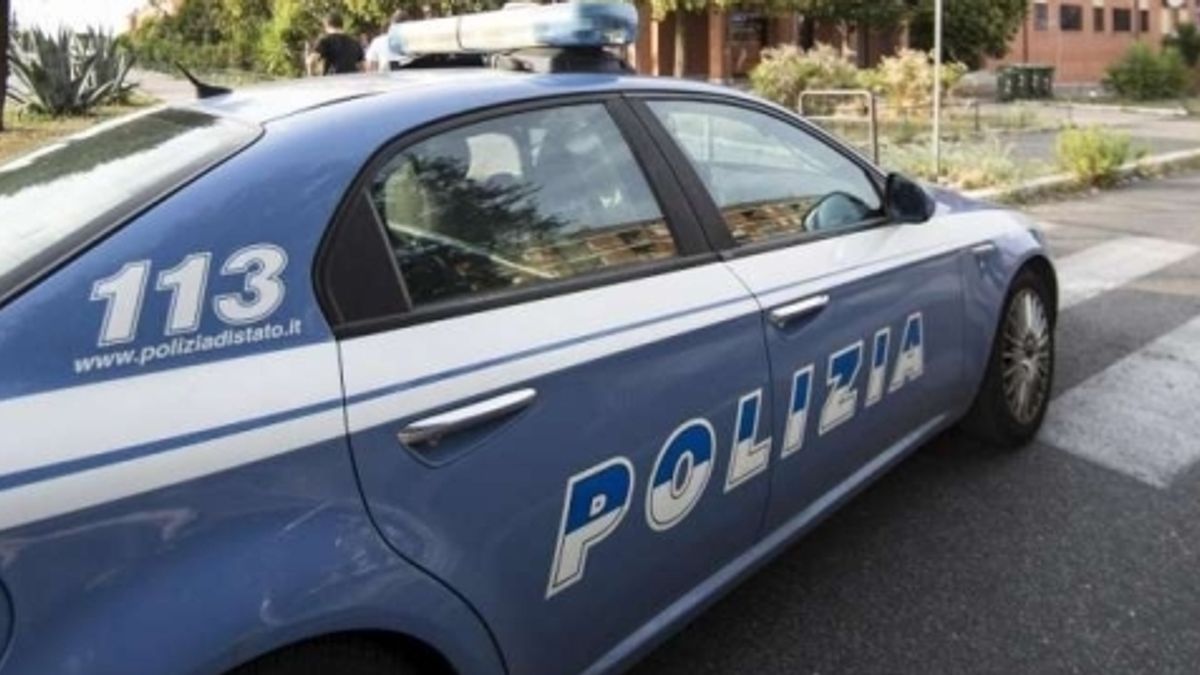 Venezia, tabaccaio preso a calci e pugni da un turista davanti alla madre: "Si è infuriato perché la carta non funzionava"
