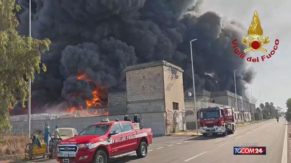 Brucia centro stoccaggio rifiuti a Catania, alta nube nera