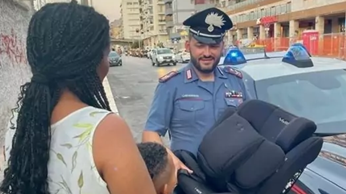 in viaggio per la germania mamma viene fatta scendere a bari dal bus perch233 senza seggiolino per la figlia glielo regalano i carabinieri