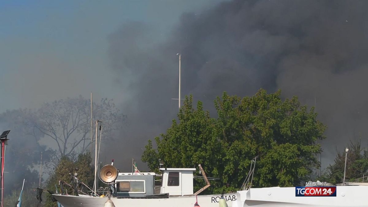 ostia incendio in un rimessaggio barche in fiamme e alta colonna di fumo