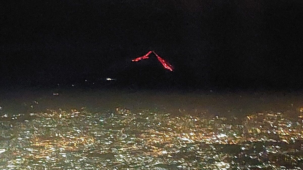 colata lavica sull etna in pieno esodo estivo scatta l8217allerta voli arancione
