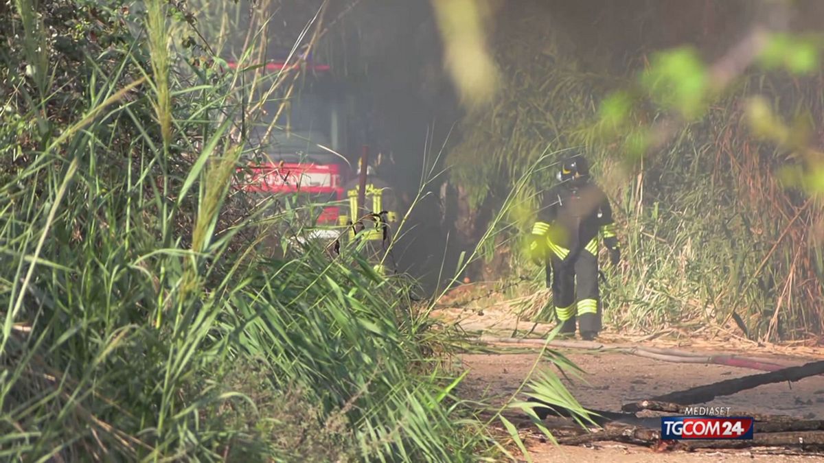 ostia l incendio in un rimessaggio fa alzare un alta colonna di fumo