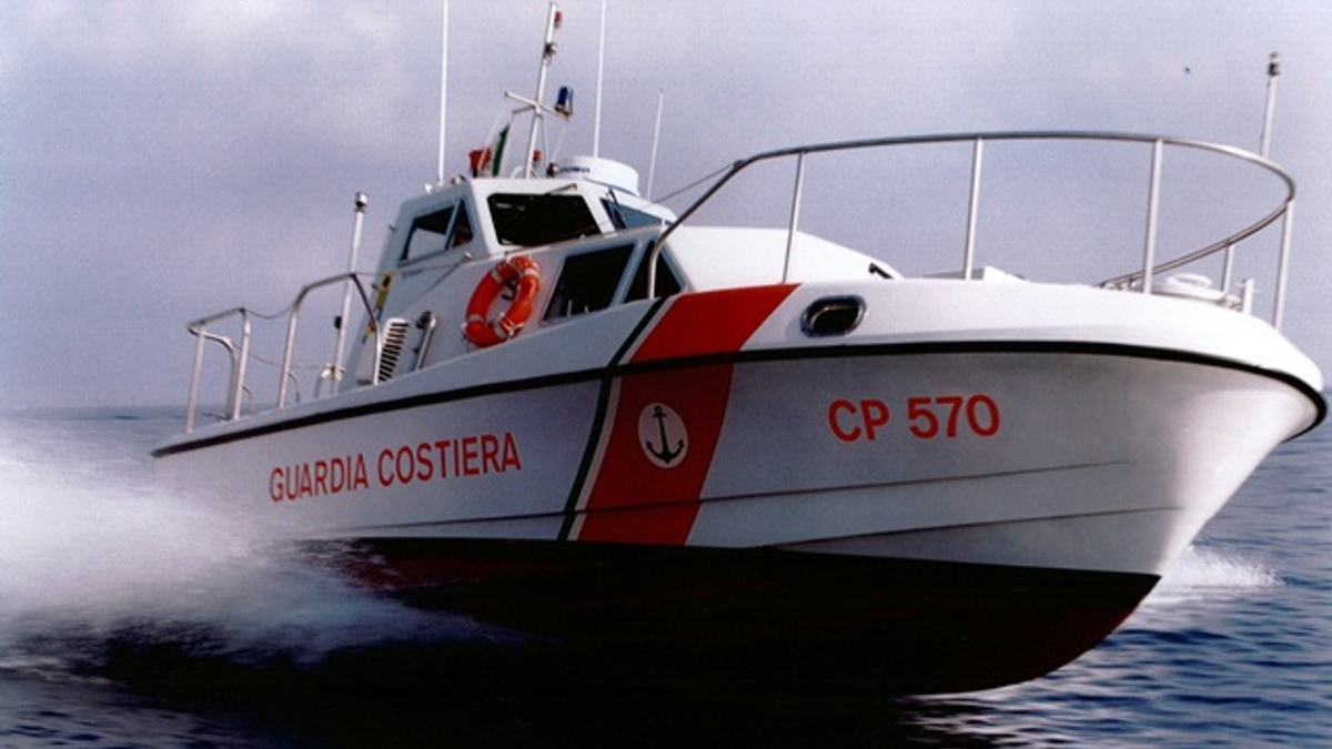 incendio sul traghetto da palermo fiamme domate nave alla deriva nel golfo di napoli