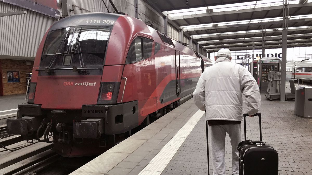 scende per fumare convoglio parte passeggero si aggrappa al treno ad alta velocit224 salvato in extremis