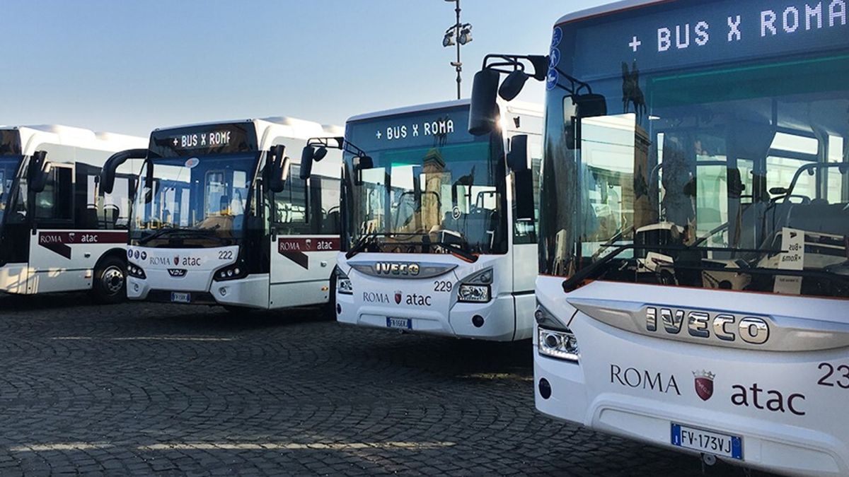 Terrore sul bus a Roma, autista sgrida extracomunitario perché fuma: aggredito con una sega