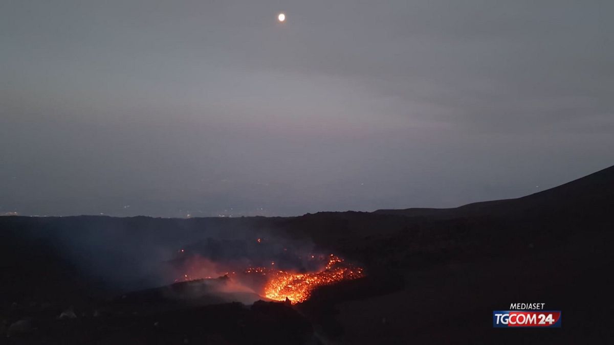 l etna torna a far sentire la sua voce
