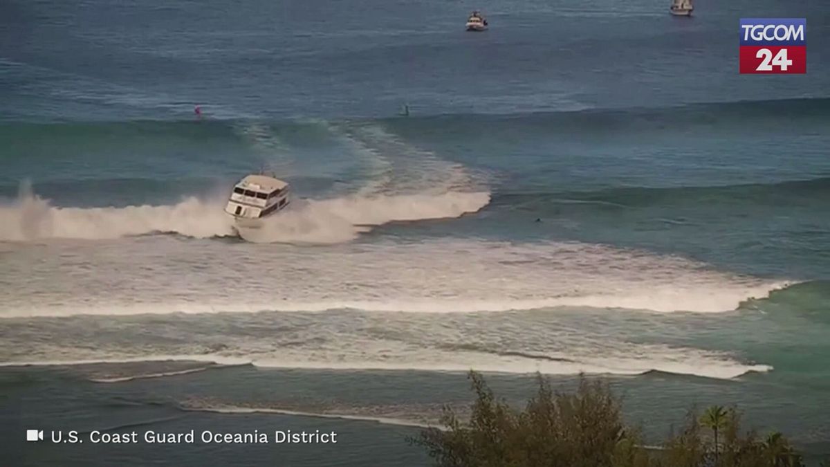 imbarcazione trascinata dalle onde si incaglia a riva paura alle hawaii