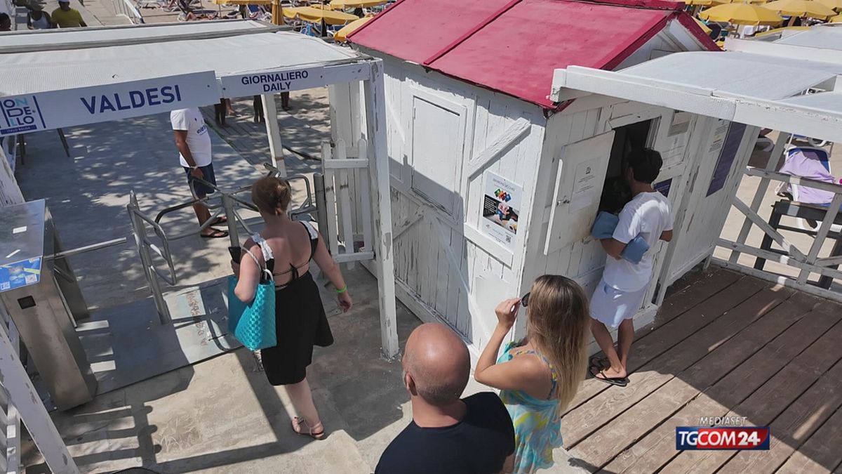Mondello, i tornelli in spiaggia dividono bagnanti e politica