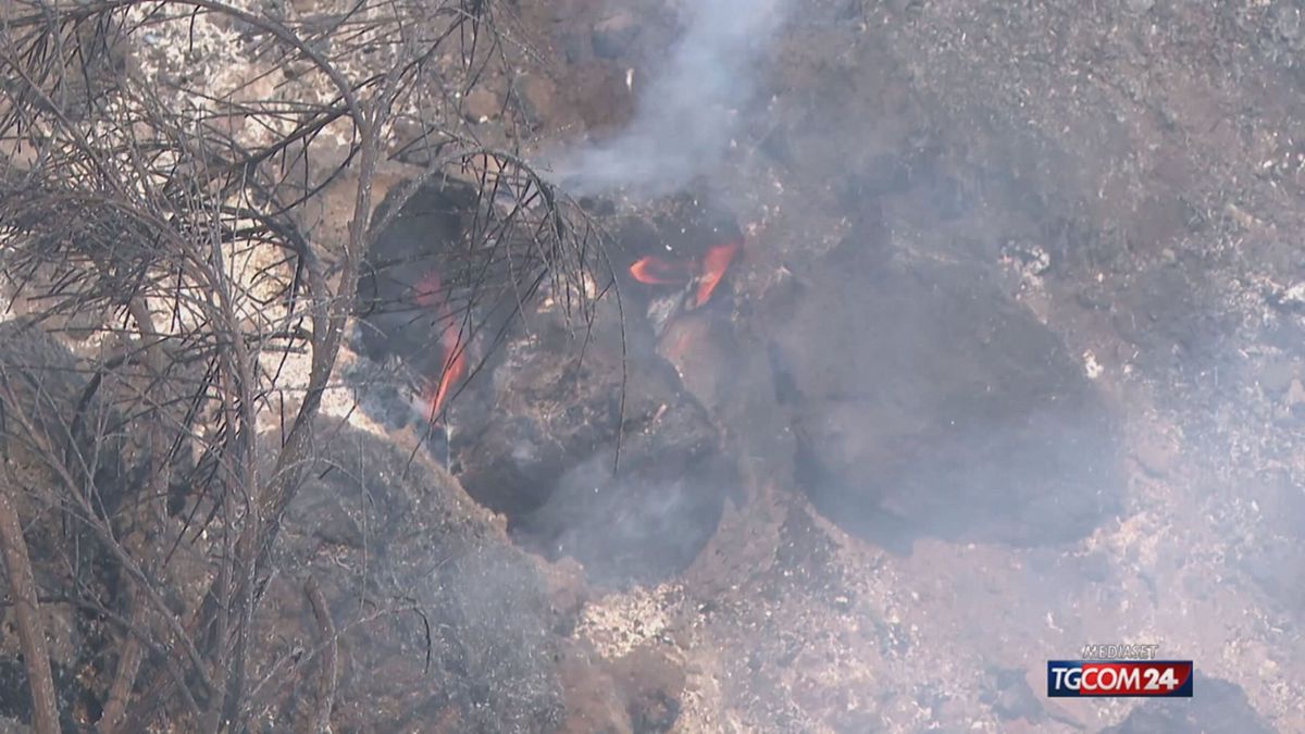 incendio sul vesuvio il prefetto ancora tre fronti che destano preoccupazione