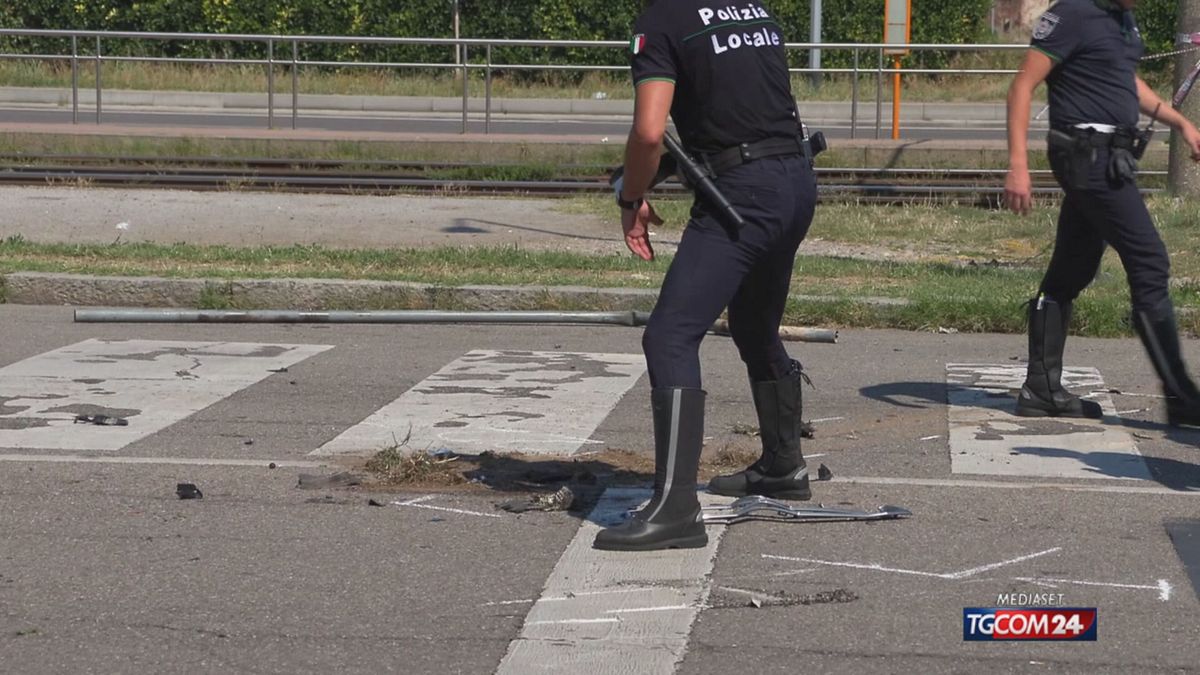 auto pirata a milano arrestati in un campo rom i quattro minori a bordo