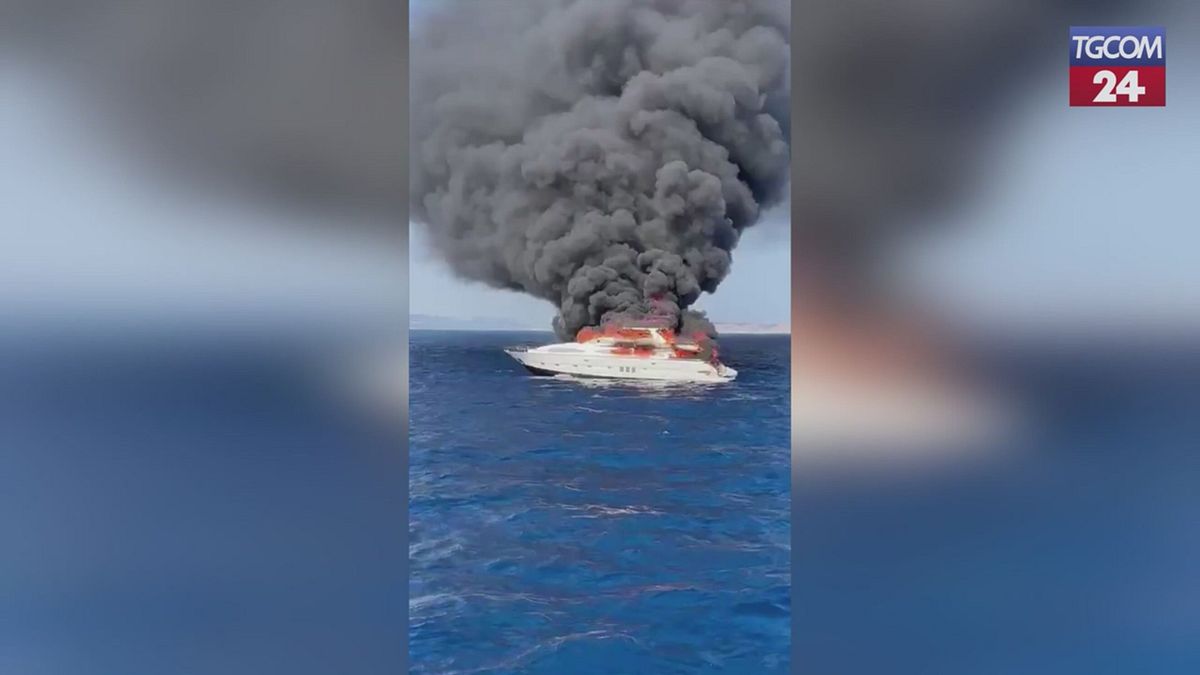 Paura in mare a Formentera, yacht va a fuoco e affonda