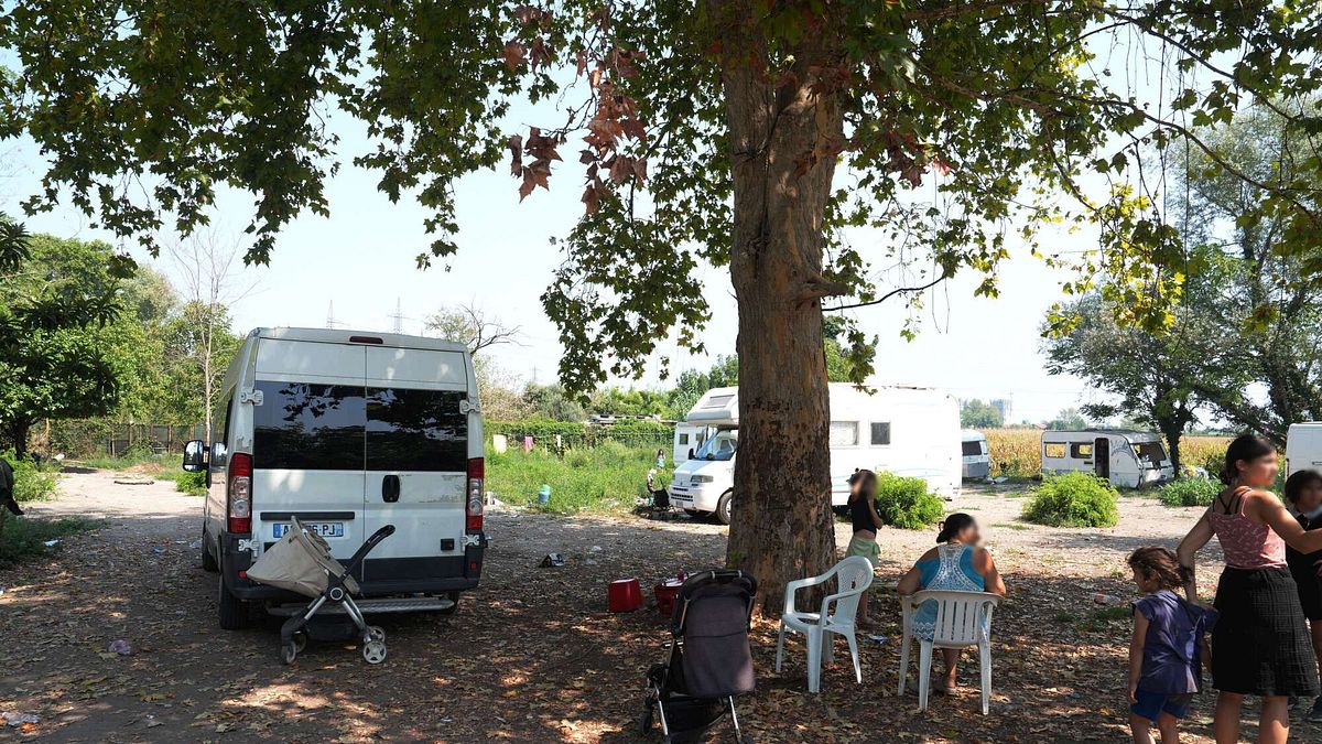 vita e regole nei campi rom chi paga luce e acqua ecco cosa succede negli insediamenti autorizzati