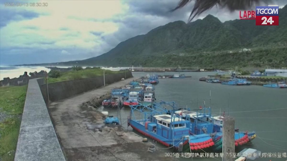 Scuole chiuse e residenti evacuati: tifone a Taiwan