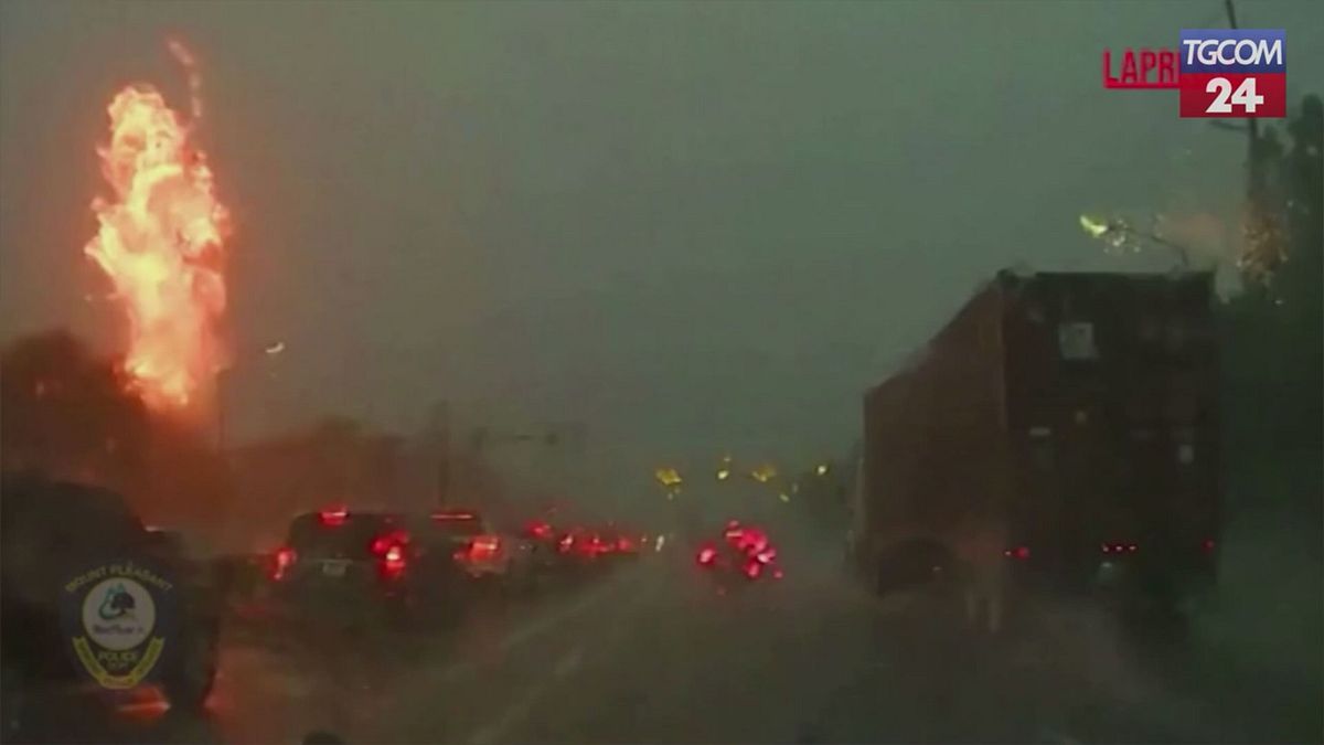 stati uniti in autostrada un fulmine colpisce i cavi elettrici