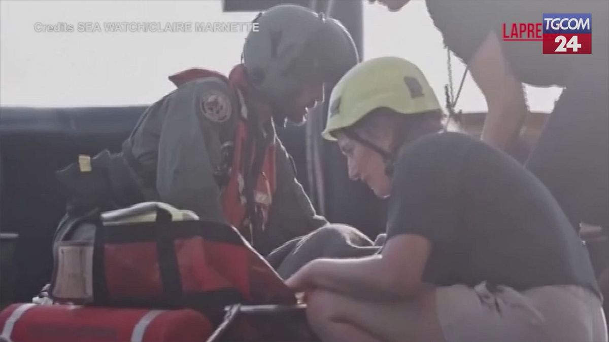 migranti donna incinta soccorsa nel mediterraneo evacuata per un cesareo d urgenza