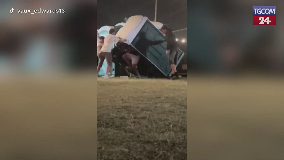 Entra nel bagno chimico, ma si ribalta: il video diventa virale