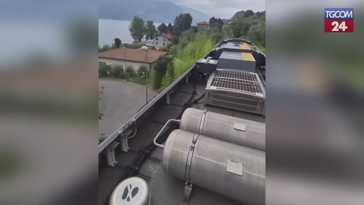 Si filmano sul tetto di un treno in corsa sul Lago d