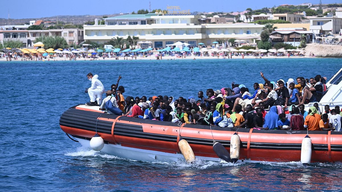 Migranti, si ribaltano due barconi a Lampedusa: almeno 27 morti, tra cui una neonata