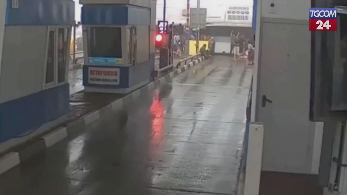 russia bus si ribalta vicino al casello passeggeri sbalzati sull asfalto