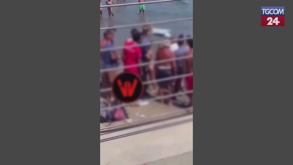 Rissa in spiaggia ad Alassio: interviene il bagnino, volano schiaffi ...