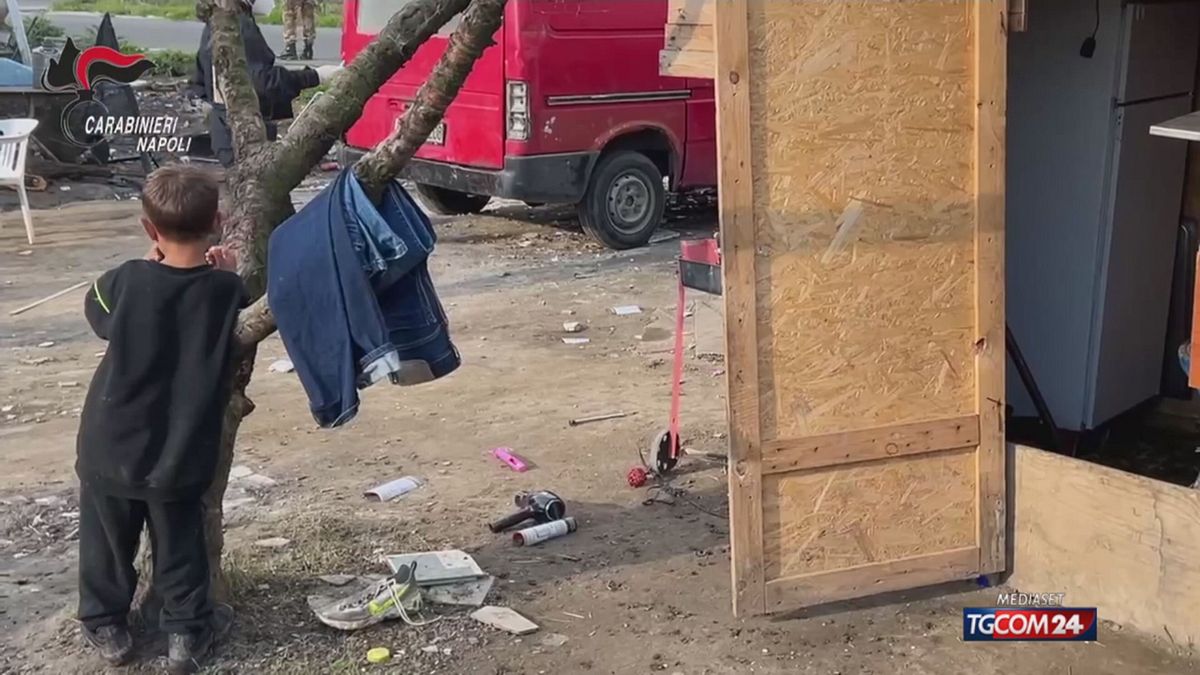 Nel campo Rom di Napoli, tra degrado e illegalità