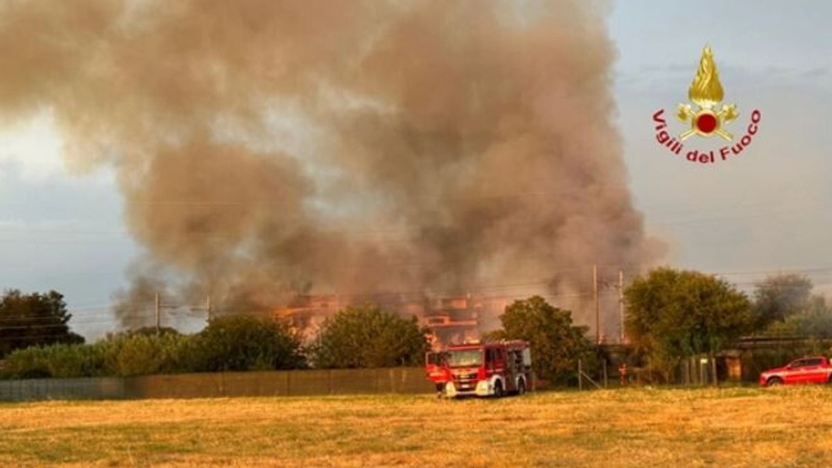 Incendio a Grosseto, stop ai treni ed evacuato un albergo | Roma, fiamme al "Serpentone" di Corviale: diversi intossicati