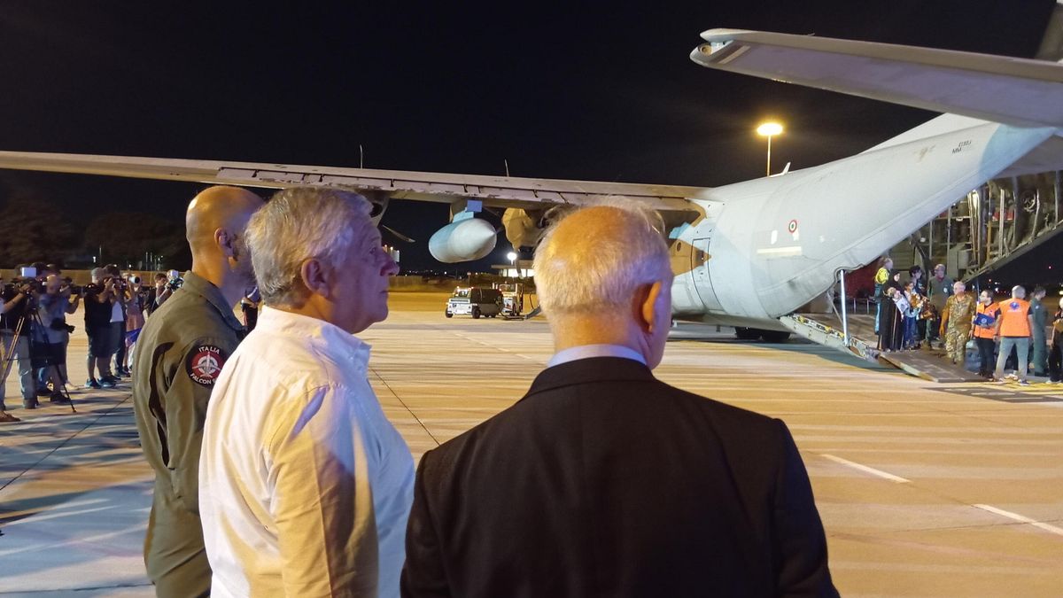 Gaza, atterrati in Italia i tre aerei coi 31 bambini palestinesi feriti | Tajani li accoglie a Ciampino: "Profonda emozione"