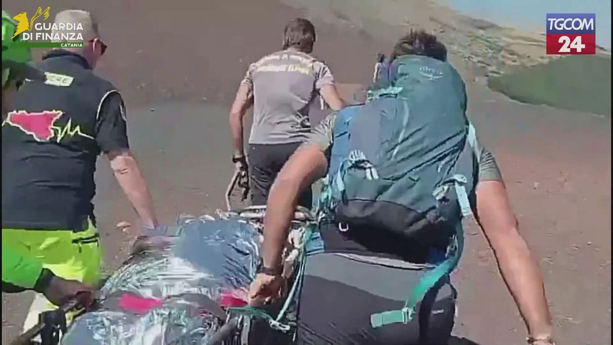 turisti colti da malore sull etna la corsa dei soccorritori nel canalone verso l ambulanza