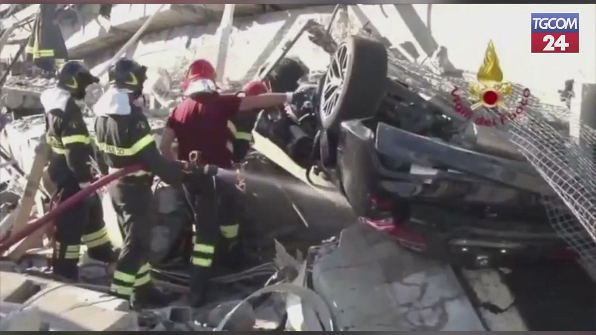 ponte morandi il crollo e i soccorsi tra le macerie