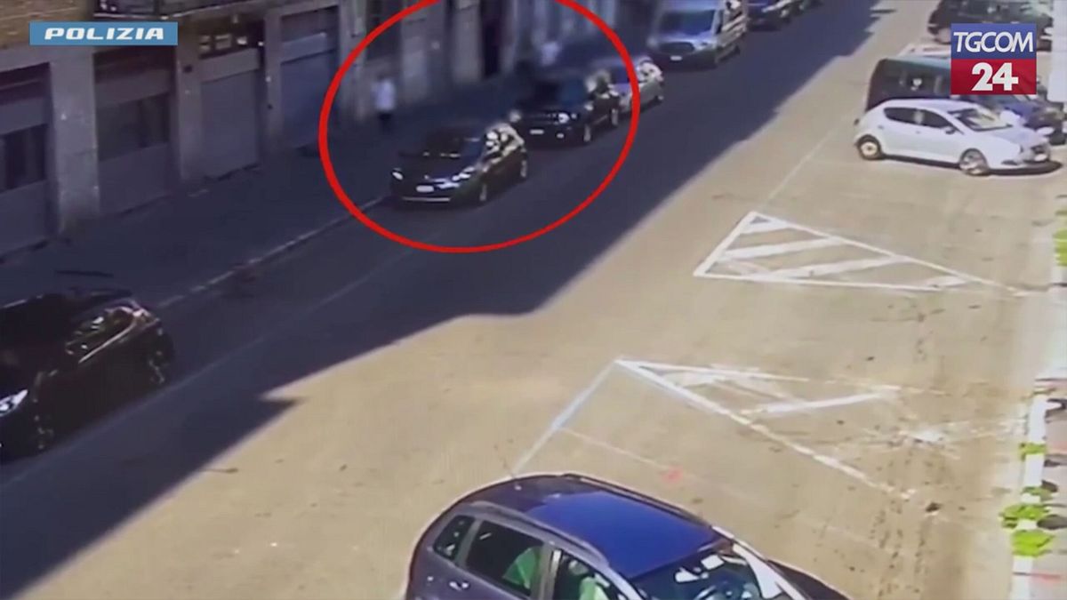 Milano, strappano la collanina a un anziano: presi due 19enni