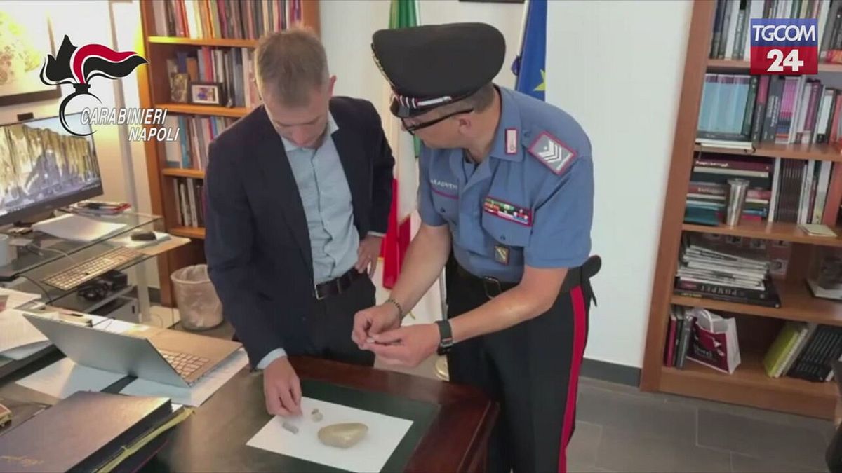 pompei turista se ne va con lo zaino pieno di pietre rubate negli scavi denunciato