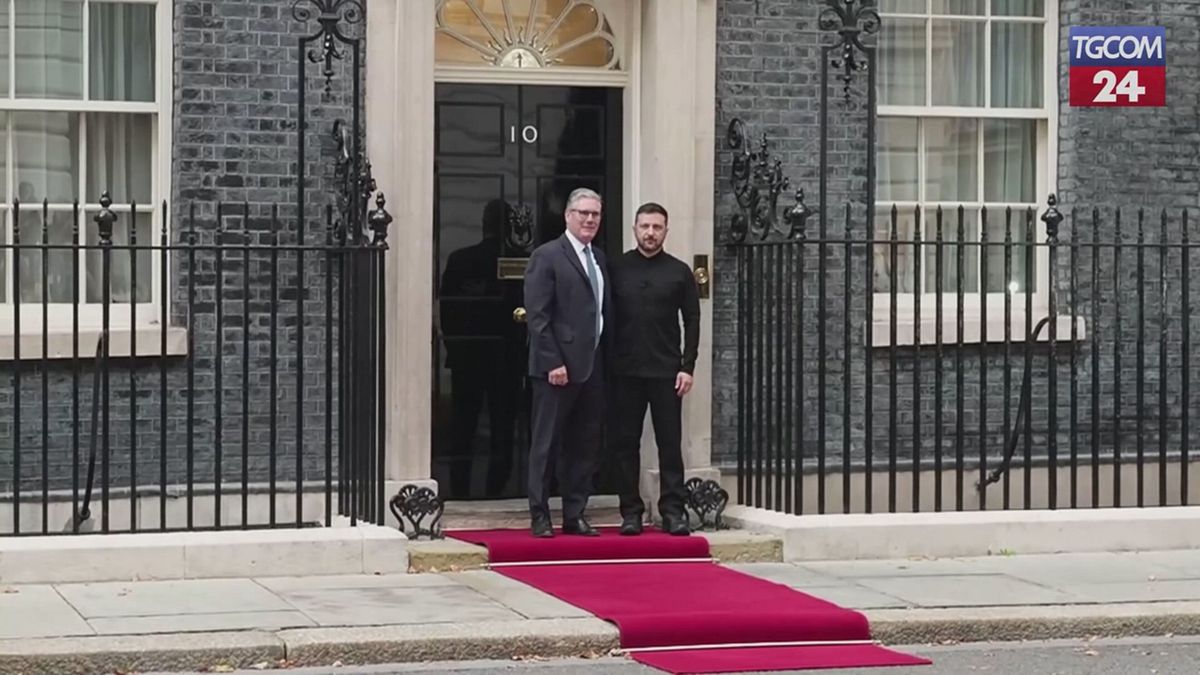 starmer riceve zelensky a downing street con un abbraccio