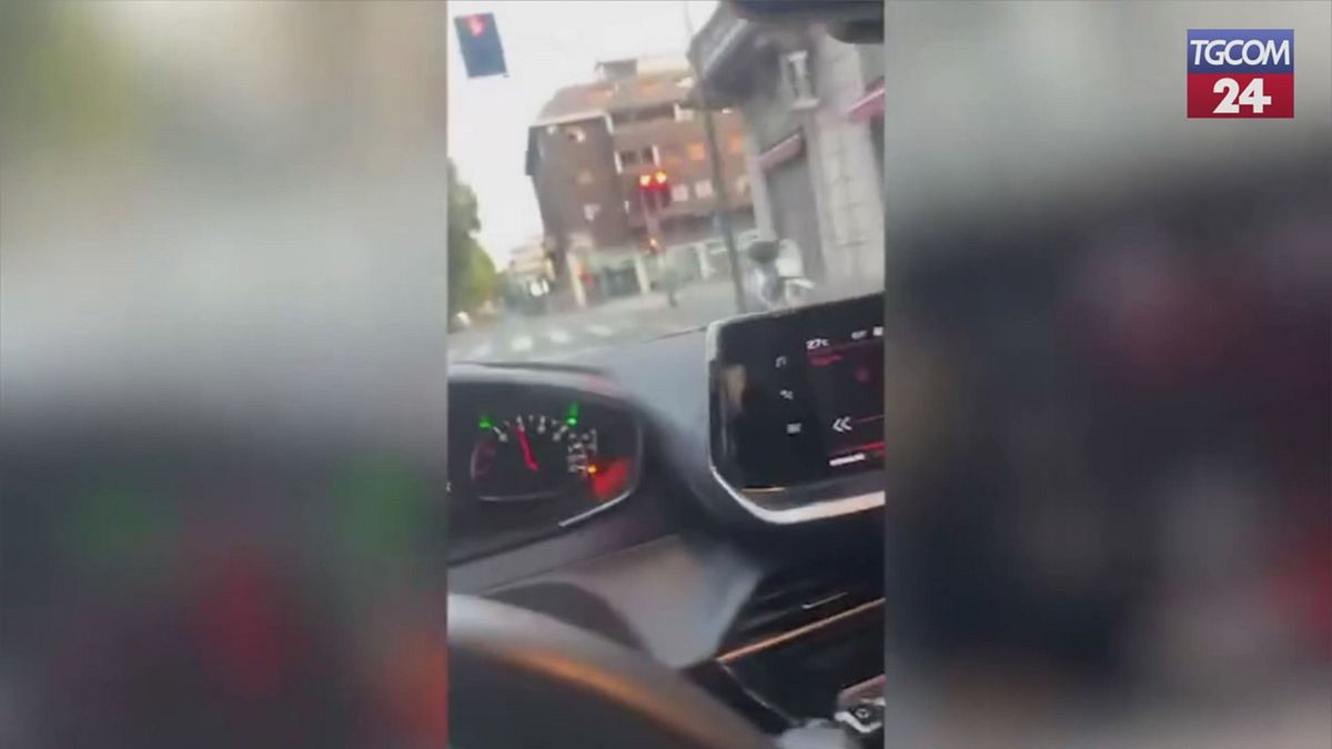 follia a milano si riprende alla guida di un auto mentre 232 inseguito dalla polizia
