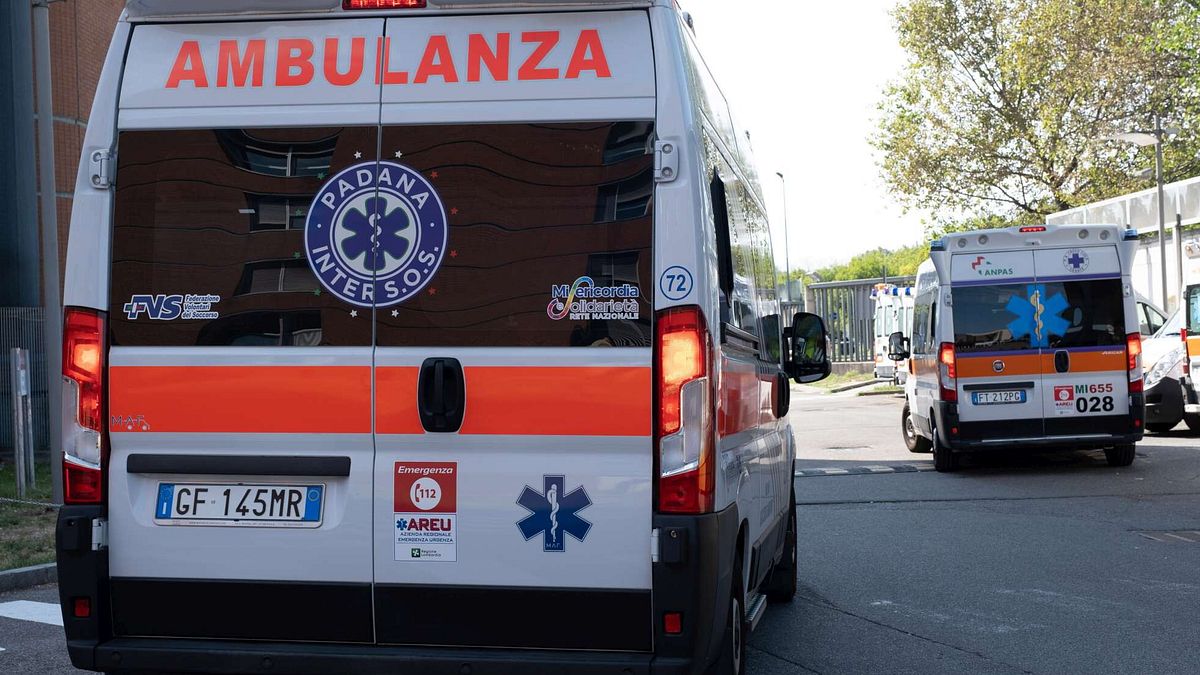 Nel Fermano si ribalta con il materassino in mare: morto 15enne