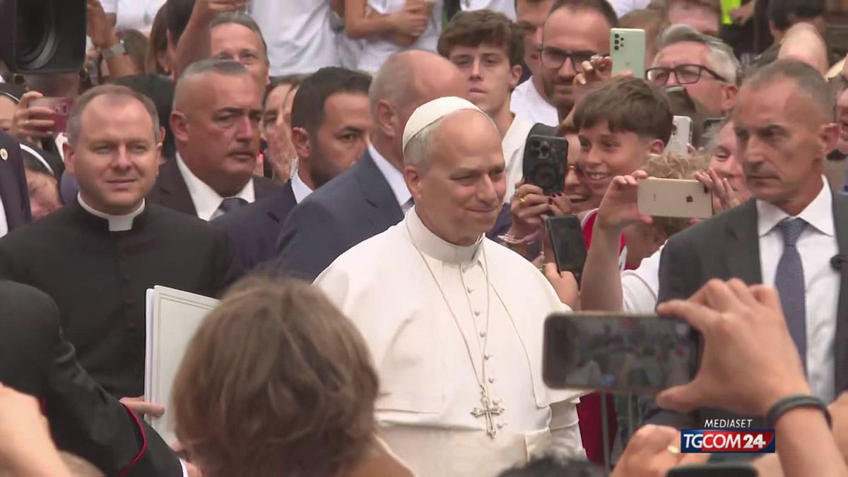 migliaia di fedeli accolgono il papa che celebra la messa per l assunzione