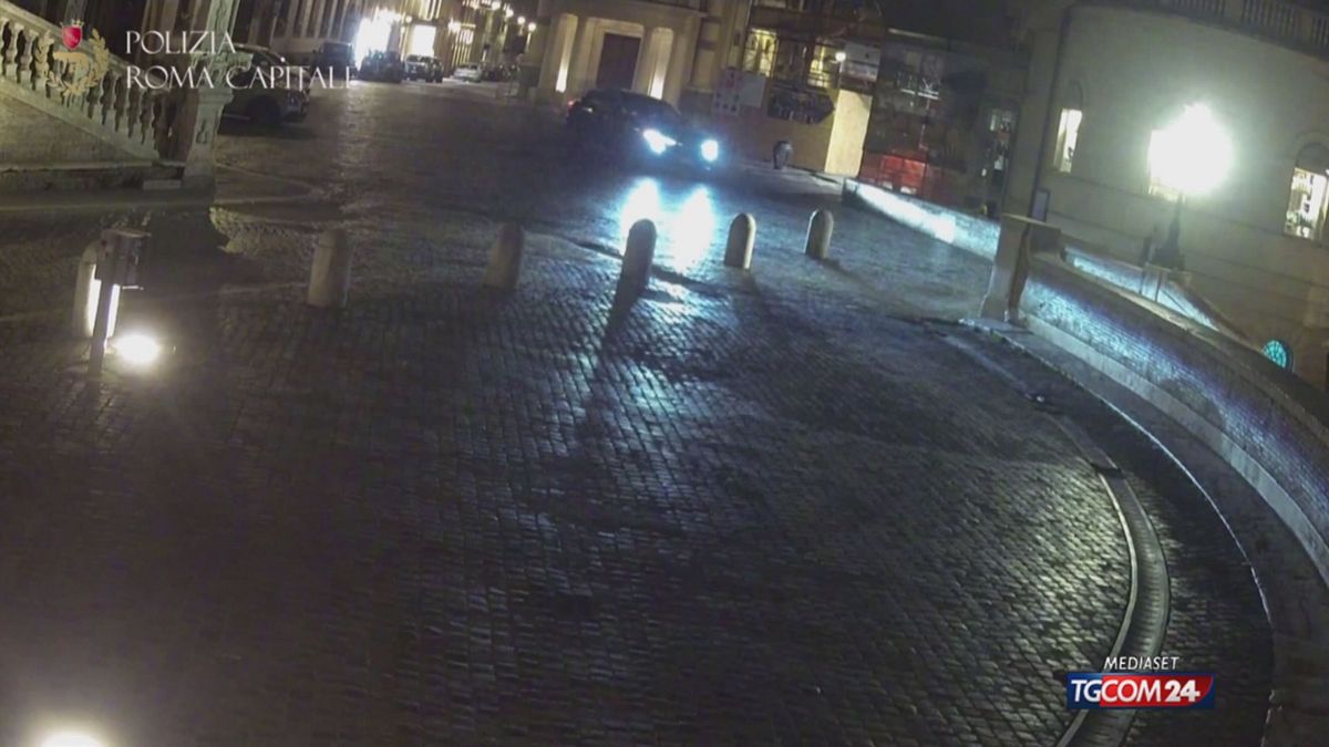 Roma, il navigatore indica la strada e il guidatore si ritrova sulle scale di Trinità dei Monti
