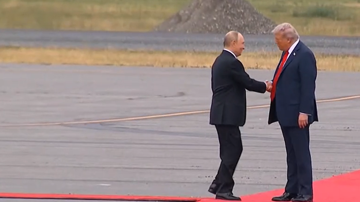 Summit in Alaska, stretta di mano tra Trump e Putin all