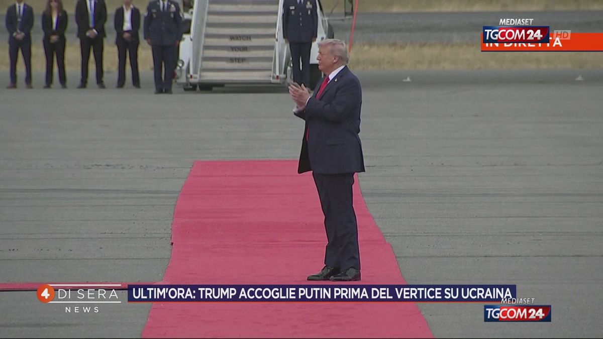 La stretta di mano fra Trump e Putin