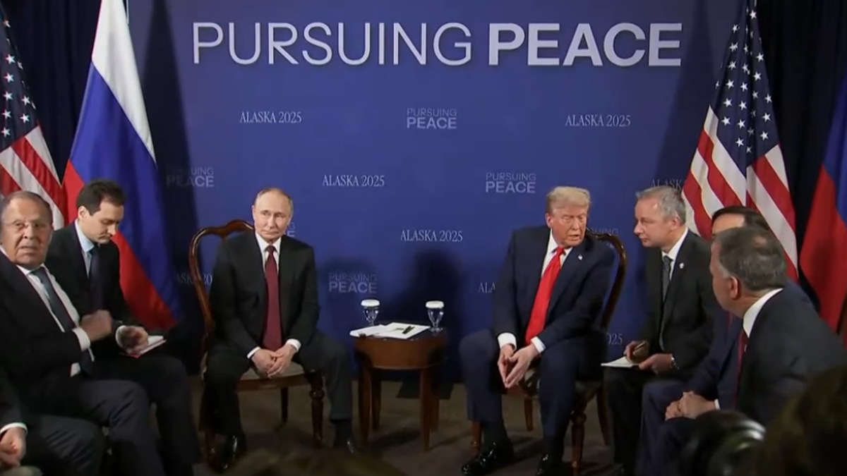 Alaska, stretta di mano tra Trump e Putin: nei colloqui due consiglieri per parte | "Accetterà il cessate il fuoco?", il leader russo tace