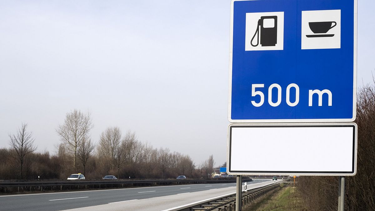 riparte dall area di servizio sulla a22 ma dimentica le figlie