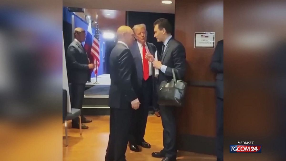 Il saluto finale fra Trump e Putin: sorrisi e stretta di mano