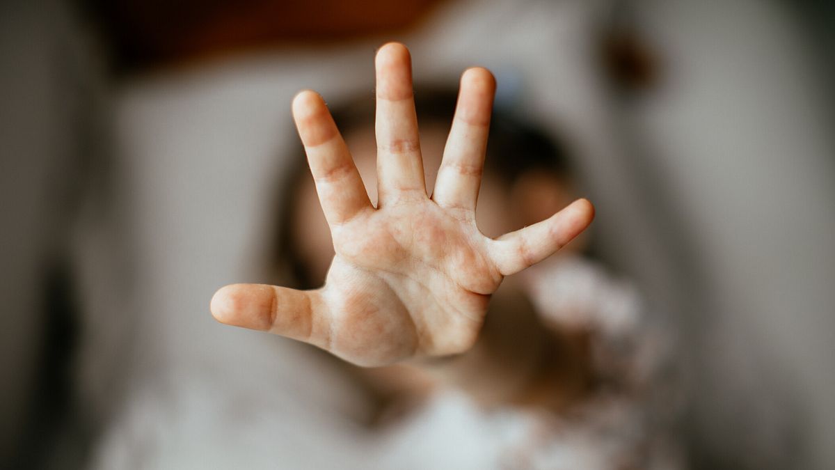 usa drogava e violentava bambine autistiche babysitter condannata a 100 anni di carcere