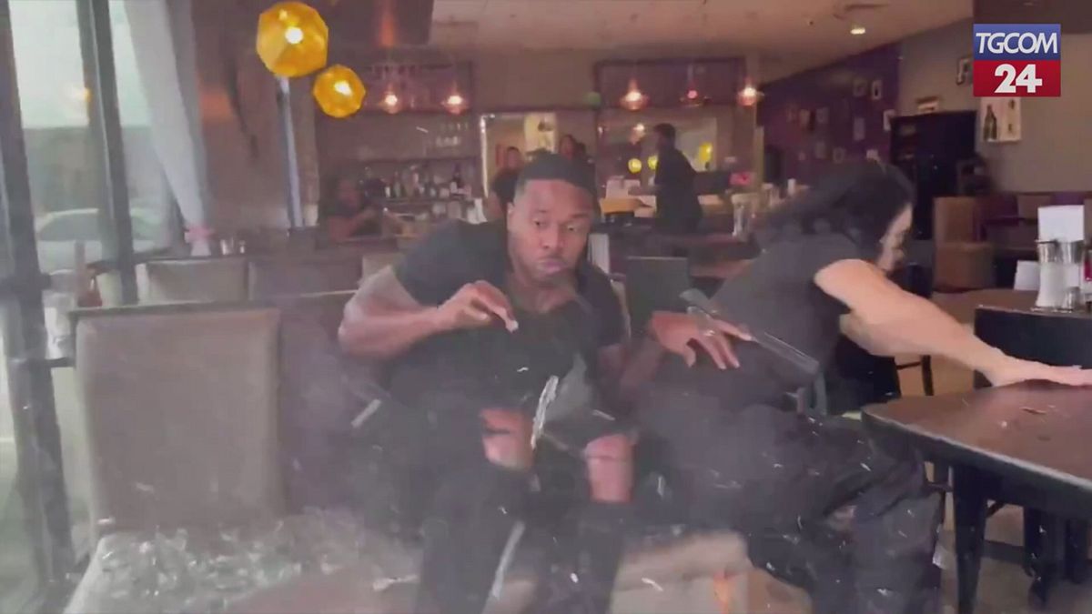 influencer travolti in diretta al ristorante il video dell incidente fa il giro del web