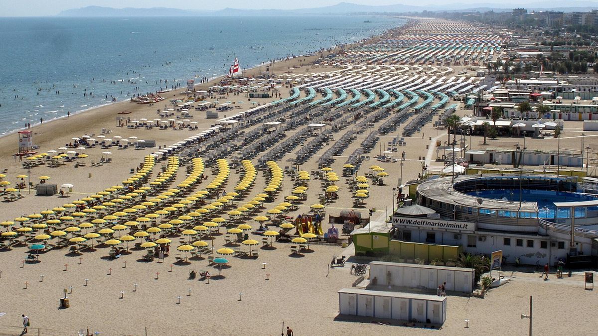Alassio (Savona), turista 75enne colpito con 30 secchiate d