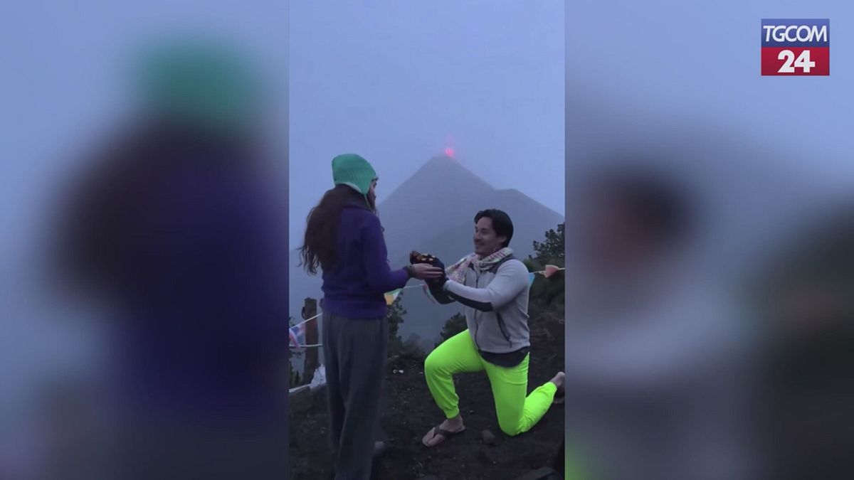 proposta di matrimonio indimenticabile il vulcano fuego erutta sullo sfondo