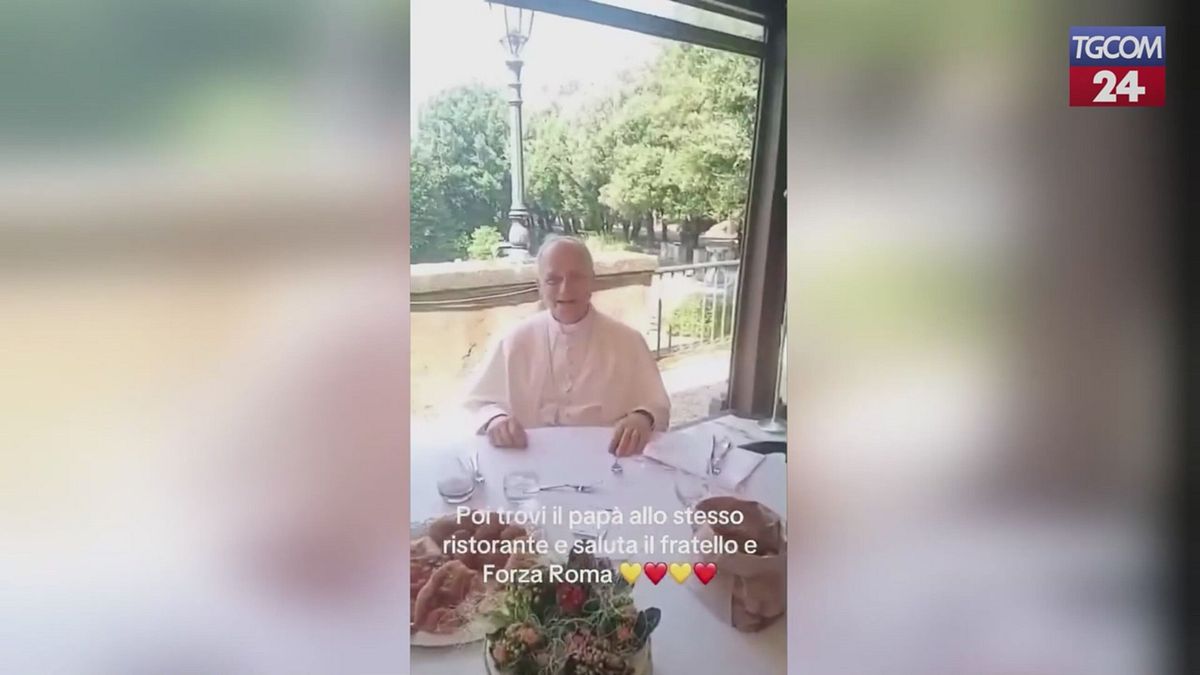 Papa Leone XIV saluta un tifoso giallorosso e grida: "Forza Roma!"