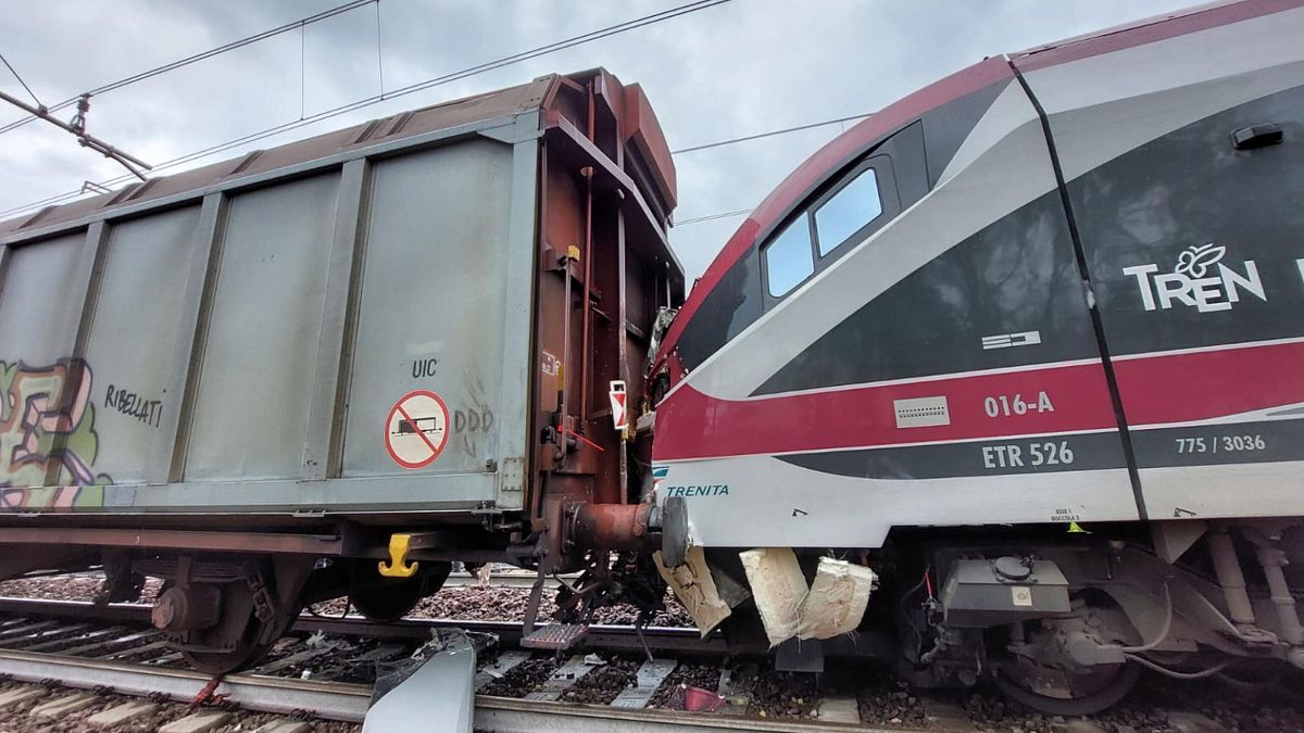 Incidente ferroviario sulla linea Brennero-Trento, urto tra regionale e merci: la circolazione torna regolare