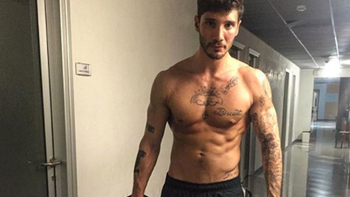 stefano de martino un follower ha riconosciuto i tatuaggi e lo ha avvisato del video online