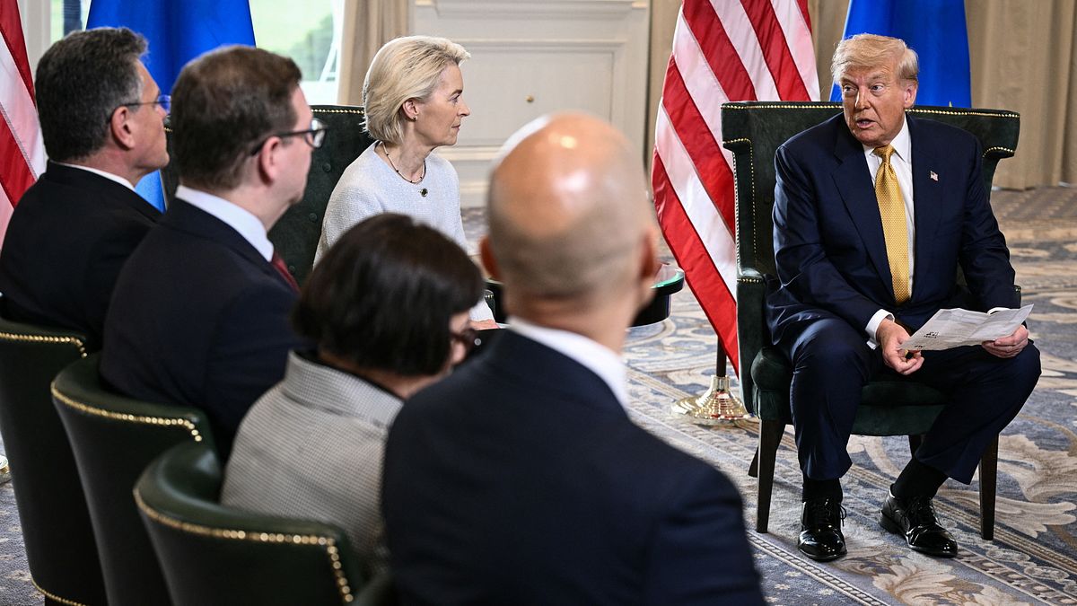 Usa Ue, siglata la dichiarazione congiunta sui dazi: tariffe doganali al 15% su auto, farmaci e semiconduttori