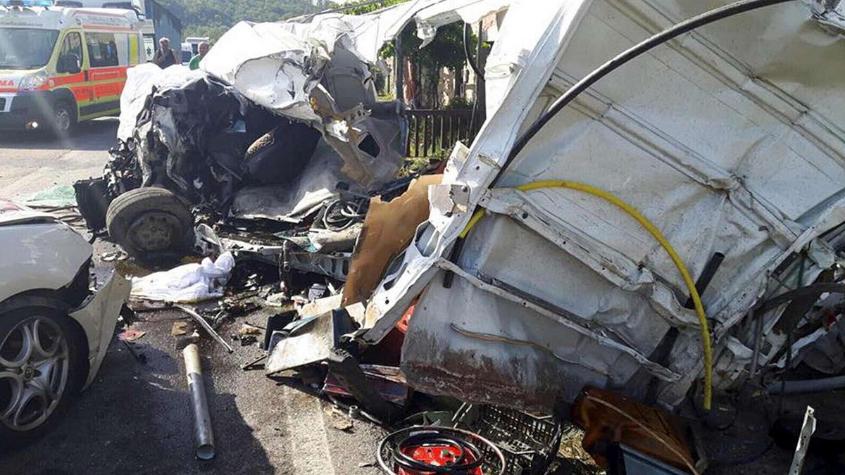 Scontro frontale tra un'auto e un camion in Basilicata, due morti